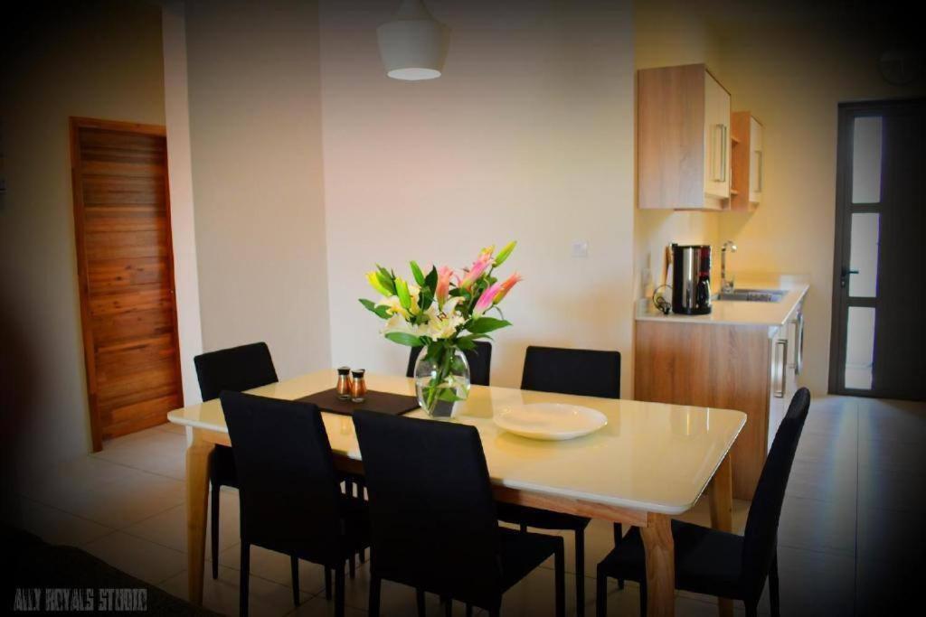 Modern And Cosy Condo: Westwood Apartments Flic en Flac Екстер'єр фото